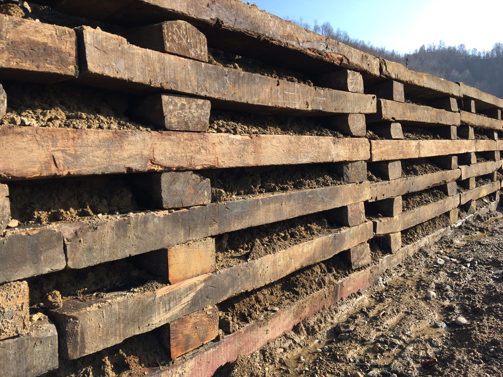 CONTENIMENTO TERRENO CON TRAVERSINE IN LEGNO